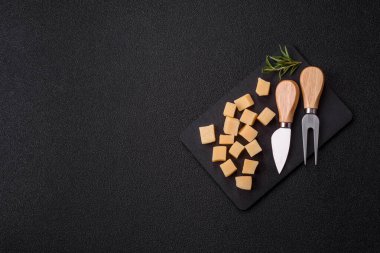 Küplü çedar, gouda ya da parmesan peyniri. Tasarımınız için yemek arkaplanı olarak küp peynir