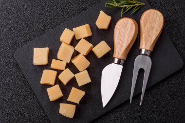 Küplü çedar, gouda ya da parmesan peyniri. Tasarımınız için yemek arkaplanı olarak küp peynir