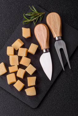 Küplü çedar, gouda ya da parmesan peyniri. Tasarımınız için yemek arkaplanı olarak küp peynir