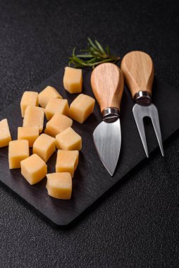 Küplü çedar, gouda ya da parmesan peyniri. Tasarımınız için yemek arkaplanı olarak küp peynir