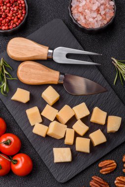 Küplü çedar, gouda ya da parmesan peyniri. Tasarımınız için yemek arkaplanı olarak küp peynir