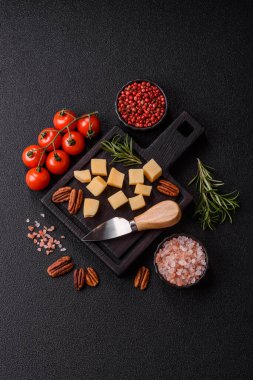 Küplü çedar, gouda ya da parmesan peyniri. Tasarımınız için yemek arkaplanı olarak küp peynir