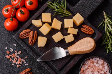Küplü çedar, gouda ya da parmesan peyniri. Tasarımınız için yemek arkaplanı olarak küp peynir