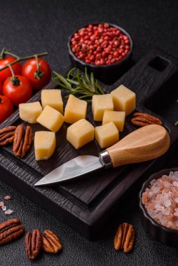 Küplü çedar, gouda ya da parmesan peyniri. Tasarımınız için yemek arkaplanı olarak küp peynir
