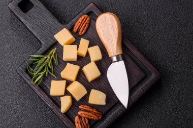 Küplü çedar, gouda ya da parmesan peyniri. Tasarımınız için yemek arkaplanı olarak küp peynir