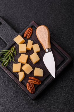 Küplü çedar, gouda ya da parmesan peyniri. Tasarımınız için yemek arkaplanı olarak küp peynir