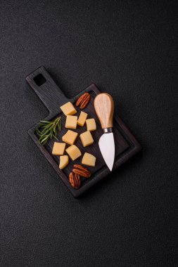 Küplü çedar, gouda ya da parmesan peyniri. Tasarımınız için yemek arkaplanı olarak küp peynir