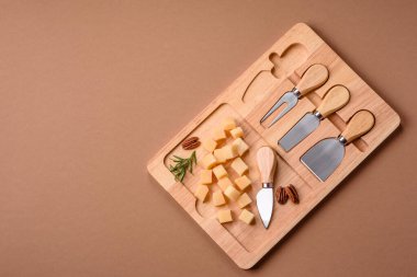 Küplü çedar, gouda ya da parmesan peyniri. Tasarımınız için yemek arkaplanı olarak küp peynir