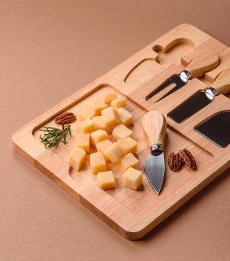 Küplü çedar, gouda ya da parmesan peyniri. Tasarımınız için yemek arkaplanı olarak küp peynir