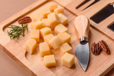 Küplü çedar, gouda ya da parmesan peyniri. Tasarımınız için yemek arkaplanı olarak küp peynir