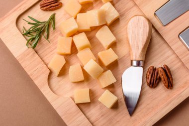 Küplü çedar, gouda ya da parmesan peyniri. Tasarımınız için yemek arkaplanı olarak küp peynir