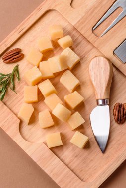 Küplü çedar, gouda ya da parmesan peyniri. Tasarımınız için yemek arkaplanı olarak küp peynir