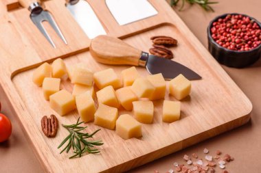 Küplü çedar, gouda ya da parmesan peyniri. Tasarımınız için yemek arkaplanı olarak küp peynir