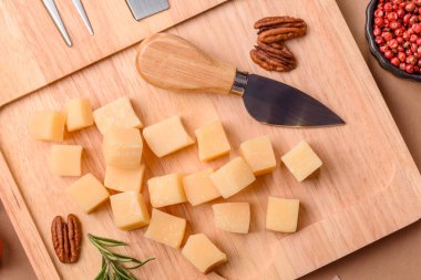 Küplü çedar, gouda ya da parmesan peyniri. Tasarımınız için yemek arkaplanı olarak küp peynir