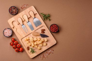 Küplü çedar, gouda ya da parmesan peyniri. Tasarımınız için yemek arkaplanı olarak küp peynir