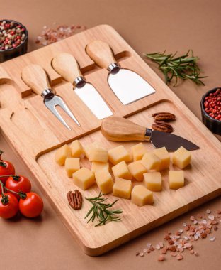 Küplü çedar, gouda ya da parmesan peyniri. Tasarımınız için yemek arkaplanı olarak küp peynir