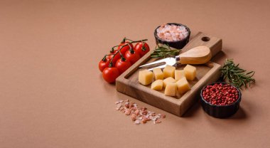 Küplü çedar, gouda ya da parmesan peyniri. Tasarımınız için yemek arkaplanı olarak küp peynir