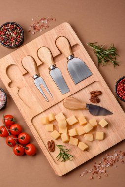 Küplü çedar, gouda ya da parmesan peyniri. Tasarımınız için yemek arkaplanı olarak küp peynir