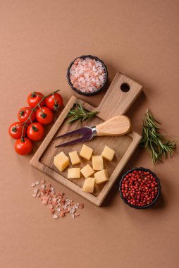 Küplü çedar, gouda ya da parmesan peyniri. Tasarımınız için yemek arkaplanı olarak küp peynir