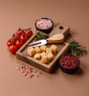 Küplü çedar, gouda ya da parmesan peyniri. Tasarımınız için yemek arkaplanı olarak küp peynir