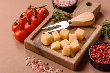 Küplü çedar, gouda ya da parmesan peyniri. Tasarımınız için yemek arkaplanı olarak küp peynir