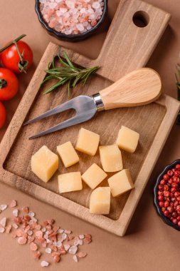 Küplü çedar, gouda ya da parmesan peyniri. Tasarımınız için yemek arkaplanı olarak küp peynir