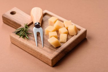 Küplü çedar, gouda ya da parmesan peyniri. Tasarımınız için yemek arkaplanı olarak küp peynir