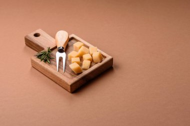 Küplü çedar, gouda ya da parmesan peyniri. Tasarımınız için yemek arkaplanı olarak küp peynir