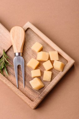 Küplü çedar, gouda ya da parmesan peyniri. Tasarımınız için yemek arkaplanı olarak küp peynir
