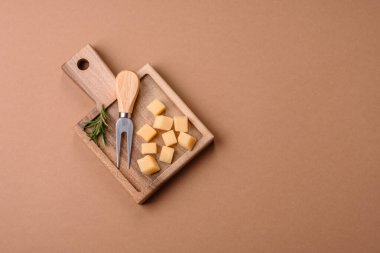 Küplü çedar, gouda ya da parmesan peyniri. Tasarımınız için yemek arkaplanı olarak küp peynir