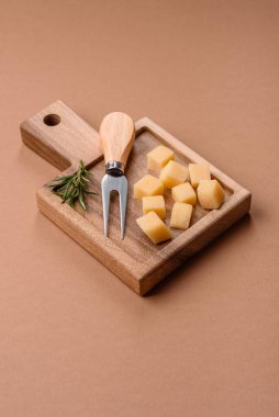 Küplü çedar, gouda ya da parmesan peyniri. Tasarımınız için yemek arkaplanı olarak küp peynir