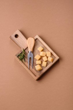 Küplü çedar, gouda ya da parmesan peyniri. Tasarımınız için yemek arkaplanı olarak küp peynir