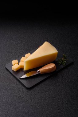 Bir dilim çedar, gouda ya da parmesan peyniri. Tasarımınız için yemek arkaplanı olarak peynir dilimi