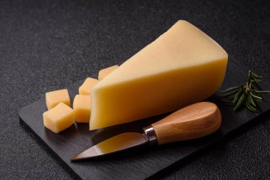 Bir dilim çedar, gouda ya da parmesan peyniri. Tasarımınız için yemek arkaplanı olarak peynir dilimi