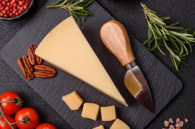 Bir dilim çedar, gouda ya da parmesan peyniri. Tasarımınız için yemek arkaplanı olarak peynir dilimi