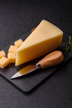 Bir dilim çedar, gouda ya da parmesan peyniri. Tasarımınız için yemek arkaplanı olarak peynir dilimi