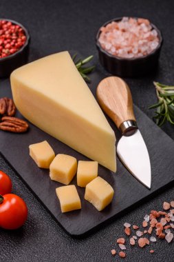 Bir dilim çedar, gouda ya da parmesan peyniri. Tasarımınız için yemek arkaplanı olarak peynir dilimi