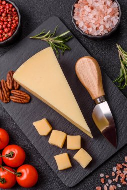 Bir dilim çedar, gouda ya da parmesan peyniri. Tasarımınız için yemek arkaplanı olarak peynir dilimi