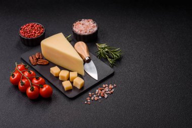 Bir dilim çedar, gouda ya da parmesan peyniri. Tasarımınız için yemek arkaplanı olarak peynir dilimi