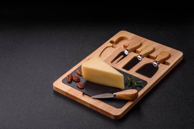 Bir dilim çedar, gouda ya da parmesan peyniri. Tasarımınız için yemek arkaplanı olarak peynir dilimi