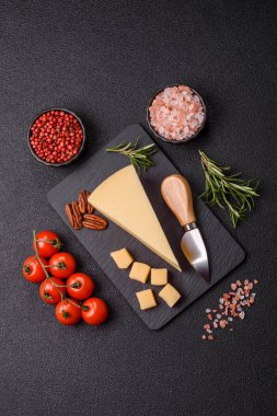 Bir dilim çedar, gouda ya da parmesan peyniri. Tasarımınız için yemek arkaplanı olarak peynir dilimi