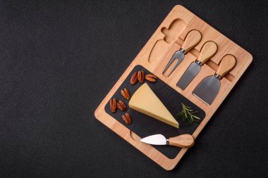 Bir dilim çedar, gouda ya da parmesan peyniri. Tasarımınız için yemek arkaplanı olarak peynir dilimi