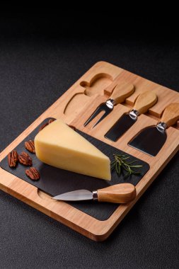 Bir dilim çedar, gouda ya da parmesan peyniri. Tasarımınız için yemek arkaplanı olarak peynir dilimi