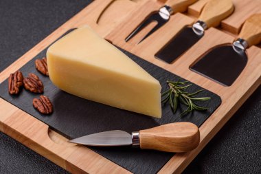 Bir dilim çedar, gouda ya da parmesan peyniri. Tasarımınız için yemek arkaplanı olarak peynir dilimi