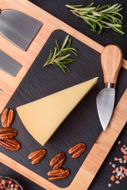 Bir dilim çedar, gouda ya da parmesan peyniri. Tasarımınız için yemek arkaplanı olarak peynir dilimi