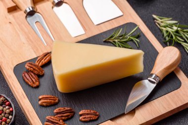 Bir dilim çedar, gouda ya da parmesan peyniri. Tasarımınız için yemek arkaplanı olarak peynir dilimi