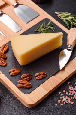 Bir dilim çedar, gouda ya da parmesan peyniri. Tasarımınız için yemek arkaplanı olarak peynir dilimi