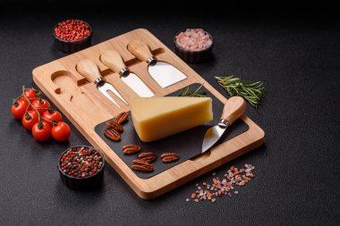 Bir dilim çedar, gouda ya da parmesan peyniri. Tasarımınız için yemek arkaplanı olarak peynir dilimi