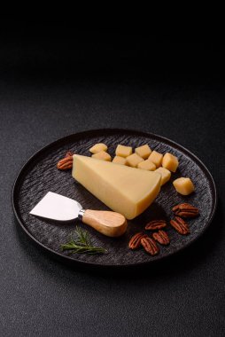 Bir dilim çedar, gouda ya da parmesan peyniri. Tasarımınız için yemek arkaplanı olarak peynir dilimi