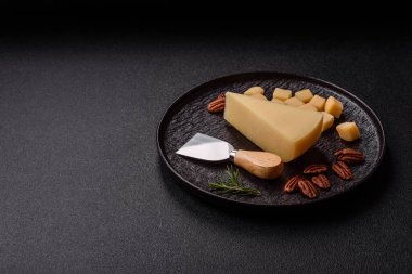 Bir dilim çedar, gouda ya da parmesan peyniri. Tasarımınız için yemek arkaplanı olarak peynir dilimi